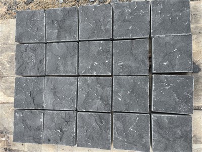 Svartur Basalt Cobblestone