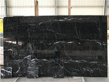 Svartar marmaraflísar