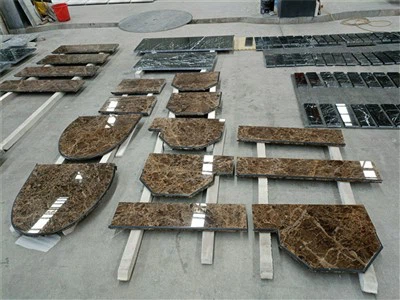 Borðplötur úr dökkbrúnum marmara