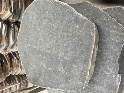 Flaggsteinshellur í kringum sundlaugina