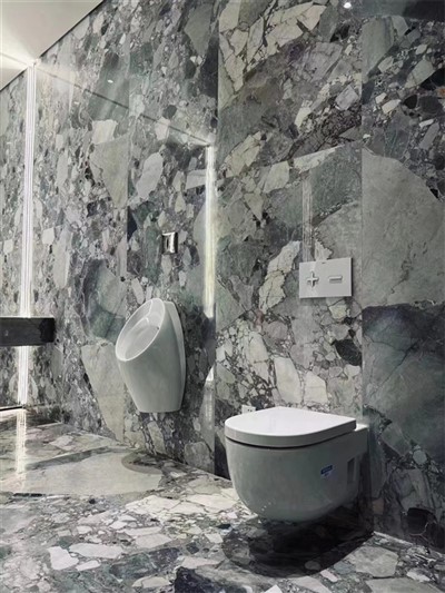 Baðherbergi með gráum marmaraflísum